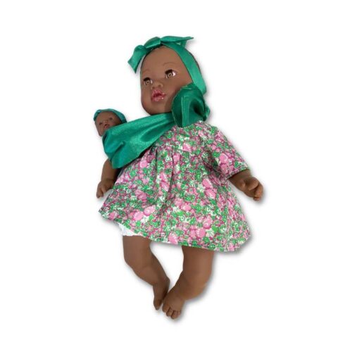 Muñeca Alika con bebe mochila y vestido multicolor de Nines 1320