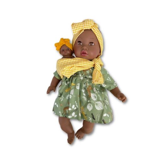 Muñeca Alika con bebe Vichy en mochila y vestido verde de Nines 1300