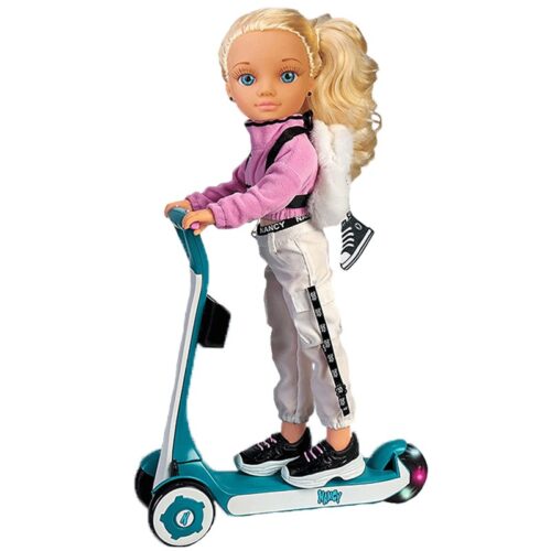 Muñeca Nancy Un Día con Patinete Eléctrico y mochila con accesorios